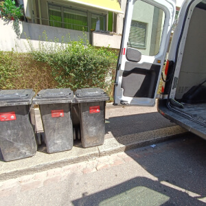 Mann wirft Abfall in einen Sammelcontainer für Recycling in der Schweiz – Abfallstatistik 2024 mit 664 kg Siedlungsabfall pro Person zeigt die Bedeutung von richtiger Trennung, Entsorgung und professioneller Unterstützung durch WH-Räumungen.