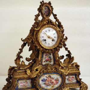 Experte begutachtet Antiquitäten wie Uhren, Schmuck und Möbel für den Ankauf in Basel – professionelle Schätzung, transparente Beratung und fairer Preis für Ihre wertvollen Stücke in der ganzen Schweiz.