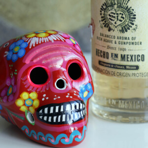 Farbenprächtiger Día de Muertos Altar mit Kerzen, Blumen und Zuckerschädeln als Symbol für einen respektvollen Umgang mit Verstorbenen – WH-Räumungen begleitet Sie einfühlsam bei Nachlass- und Wohnungsräumungen in der Schweiz.