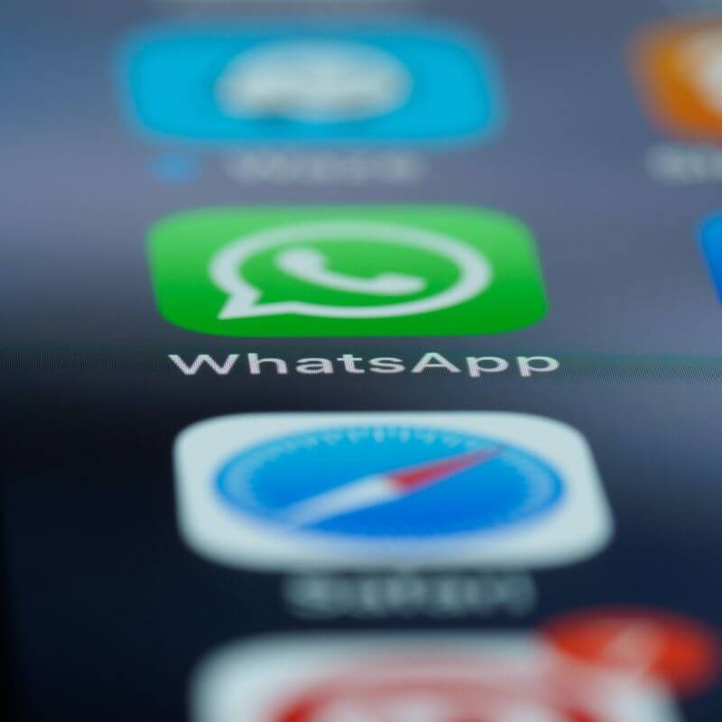 WhatsApp-App-Icon auf einem Smartphone-Bildschirm im Fokus, Symbol für die Einstellung des WhatsApp-Anfrageservices von WH-Räumungen in Basel.